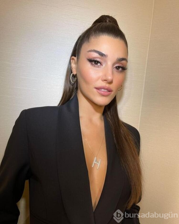 Hande Erçel dev kaplumbağa ile kamera karşısına geçti