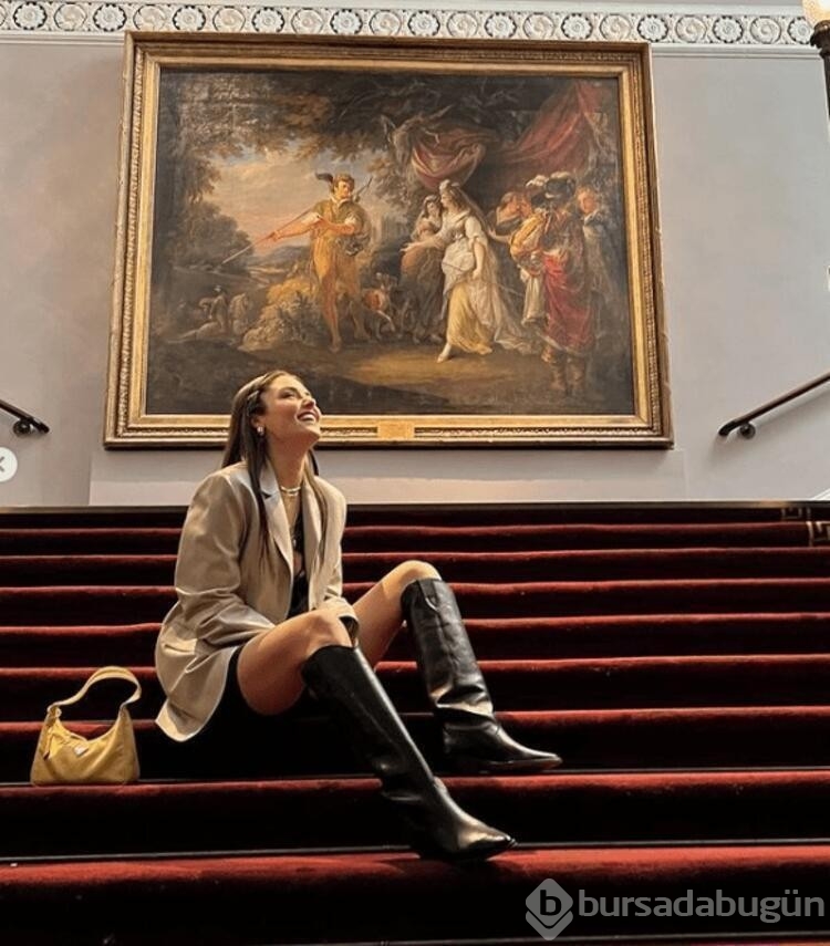 Hande Erçel dev kaplumbağa ile kamera karşısına geçti