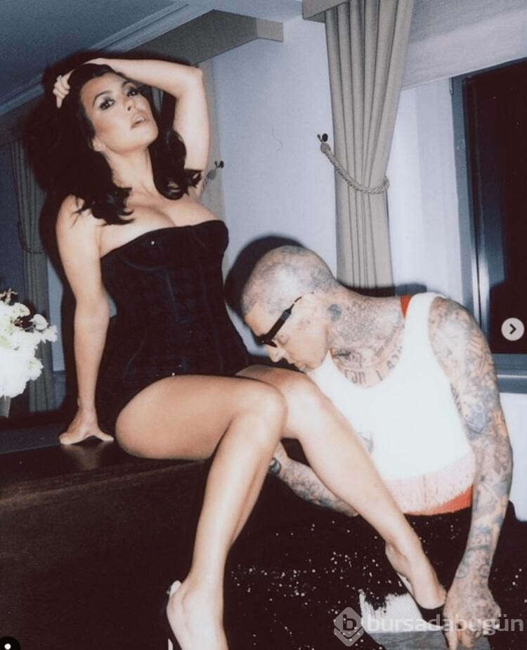 Travis Barker ve Kourtney Kardashian'dan küvet pozu!
