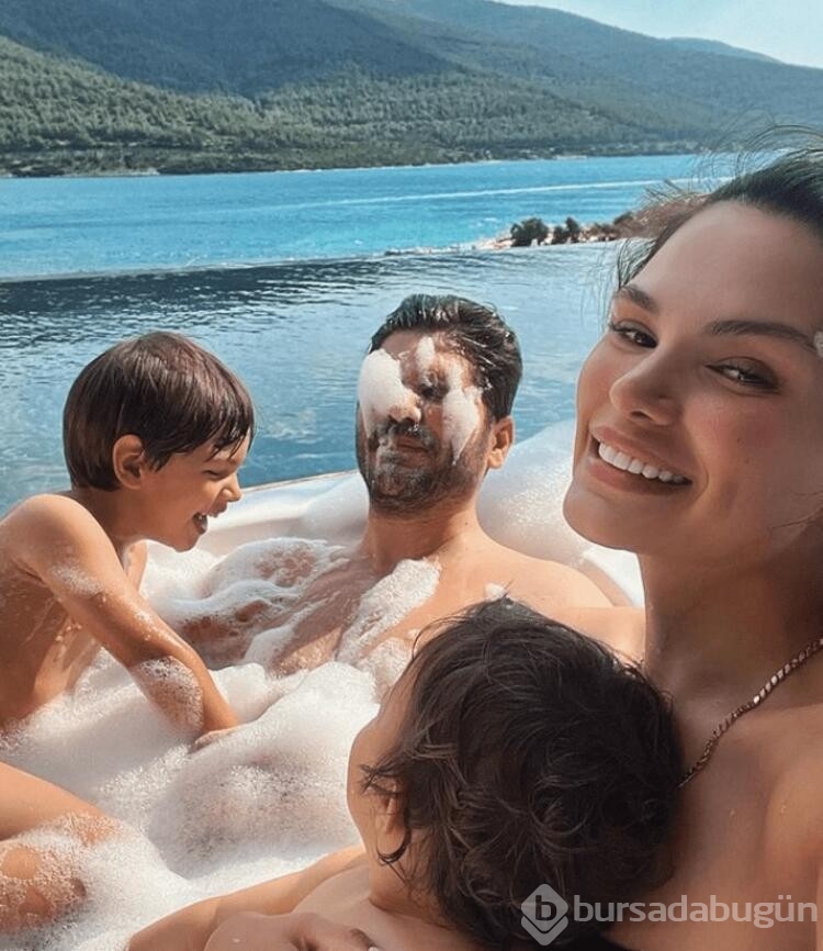Almeda Abazi ve ailesi köpük banyosunda!