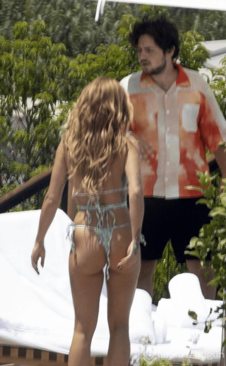 Rita Ora havuz başında 
