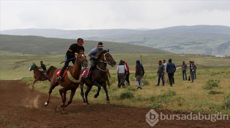Muş'ta geleneksel köyler arası at yarışı