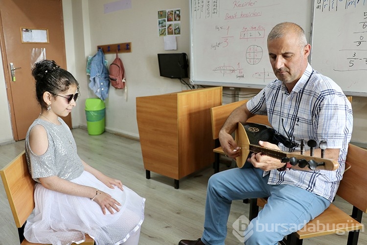 Görme engelli 11 yaşındaki Filistinli Meyar müzikle hayata tutunuyor