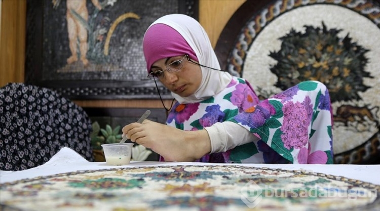 Kolları olmayan genç kadın yaptığı mozaik eserlerle engeline meydan okuyor