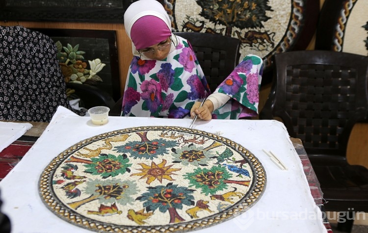 Kolları olmayan genç kadın yaptığı mozaik eserlerle engeline meydan okuyor