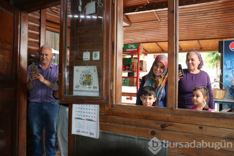 Bitkin halde bulup beslediği sincap çay ocağında "işçi" oldu