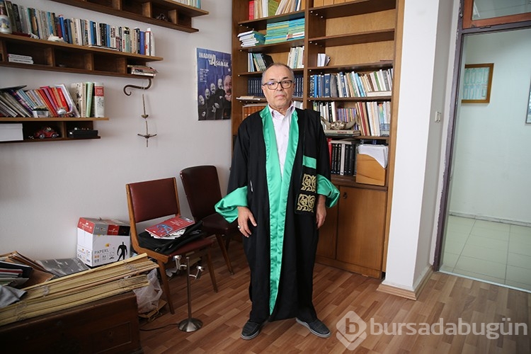 Üçüncü üniversiteden 66 yaşında diplomasını aldı