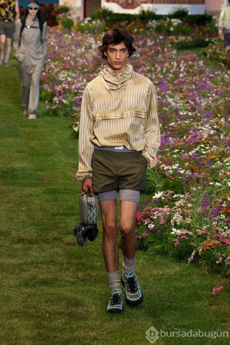 Fransız moda devi Dior, değerli kumaşları Paris moda haftasına taşıdı 