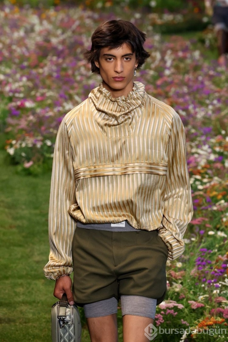 Fransız moda devi Dior, değerli kumaşları Paris moda haftasına taşıdı 