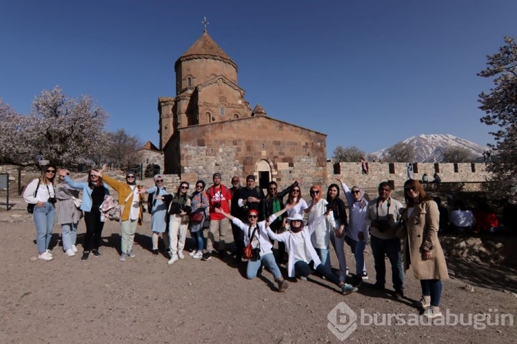 Akdamar Adası ağaçlarının çiçekleriyle renklendi