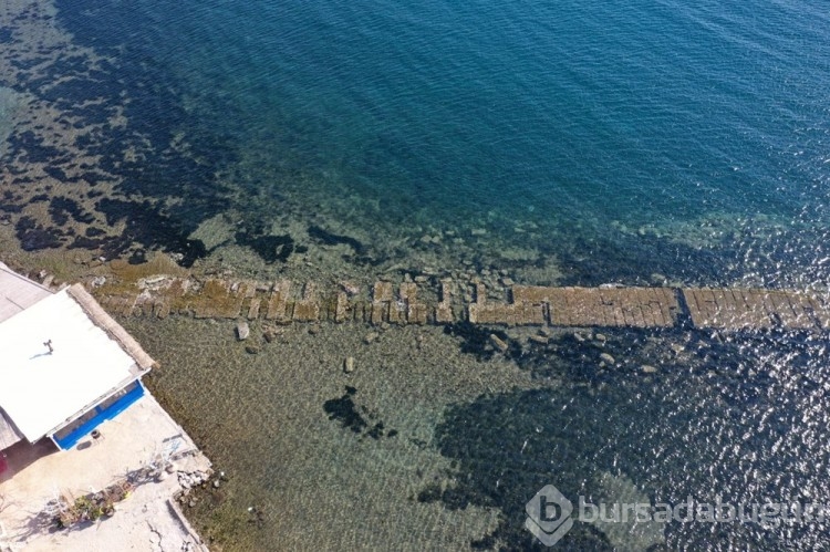 Bodrum'da denizin çekilmesiyle tarihi surlar ortaya çıktı