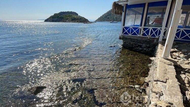 Bodrum'da denizin çekilmesiyle tarihi surlar ortaya çıktı