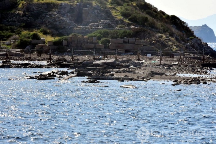 Bodrum'da denizin çekilmesiyle tarihi surlar ortaya çıktı
