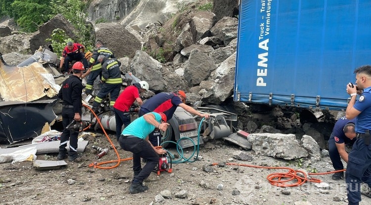 Artvin'de heyelan meydana geldi: Ölü ve yaralılar var