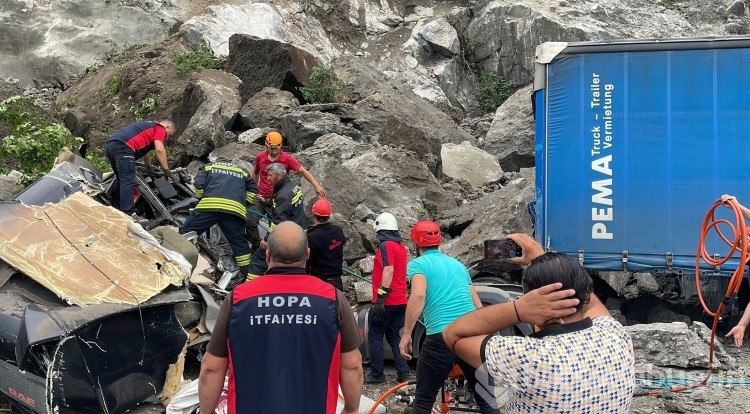 Artvin'de heyelan meydana geldi: Ölü ve yaralılar var