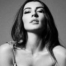Burcu Özberk üniversiteden mezun oldu