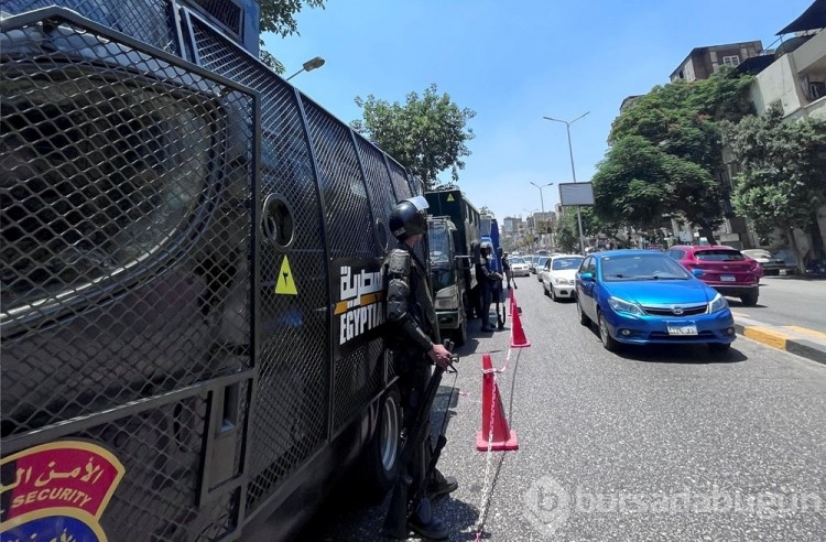 Mısır'ın başkentinde yüzen ikonik evler yıkılıyor