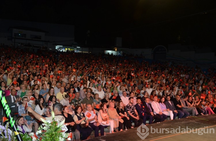 Açıkhava'da sahne kadınların