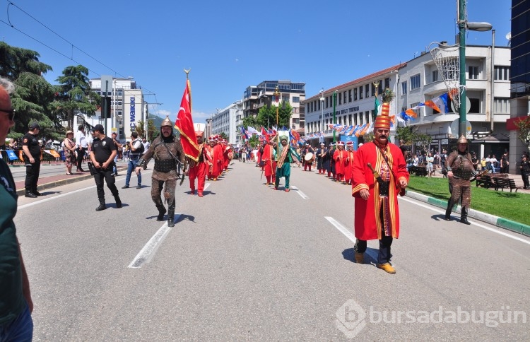 Altın Karagöz Halk Dansları Yarışmasına renkli kortej