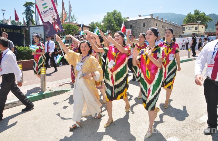 Altın Karagöz Halk Dansları Yarışmasına renkli kortej