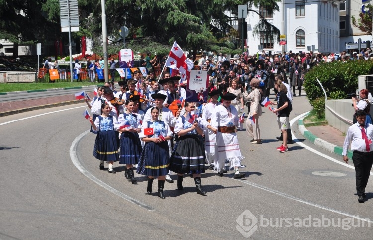 Altın Karagöz Halk Dansları Yarışmasına renkli kortej