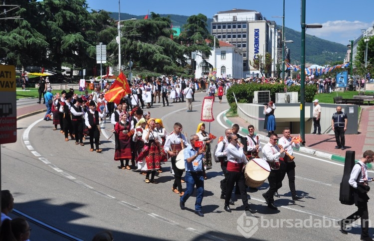 Altın Karagöz Halk Dansları Yarışmasına renkli kortej