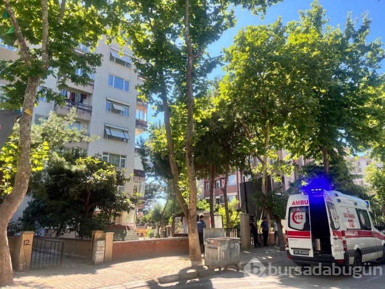 Kartal'da 8 katlı apartmanın çatısı çöktü