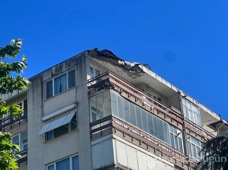 Kartal'da 8 katlı apartmanın çatısı çöktü