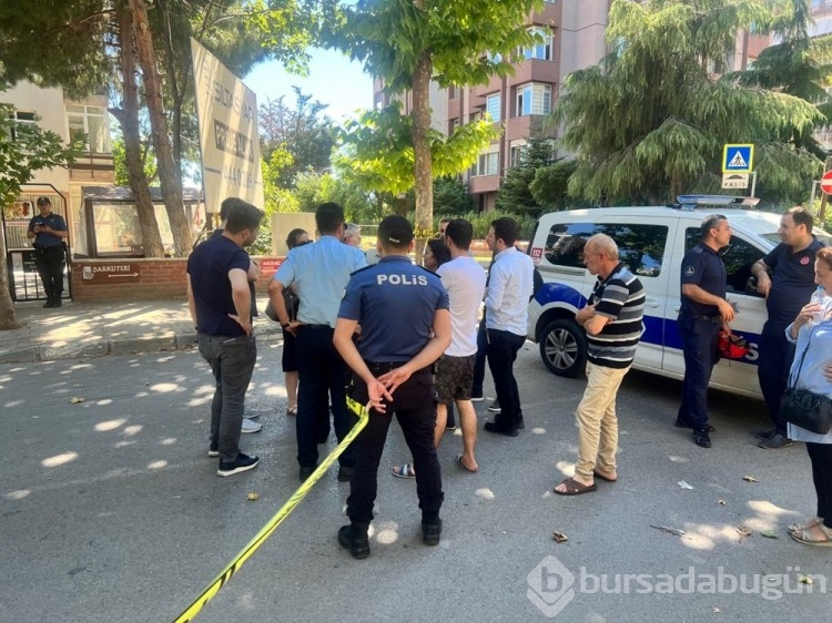 Kartal'da 8 katlı apartmanın çatısı çöktü