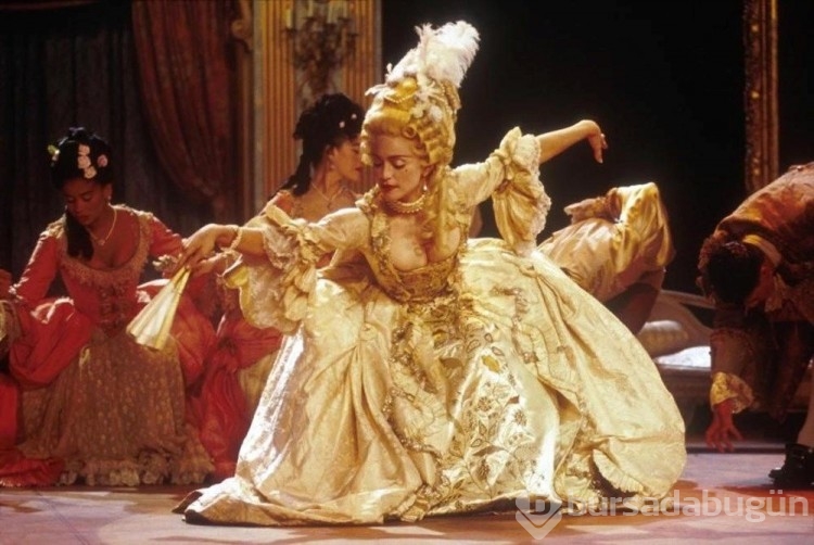 Madonna sahne performansı esnasında neredeyse tutuklanacaktı
