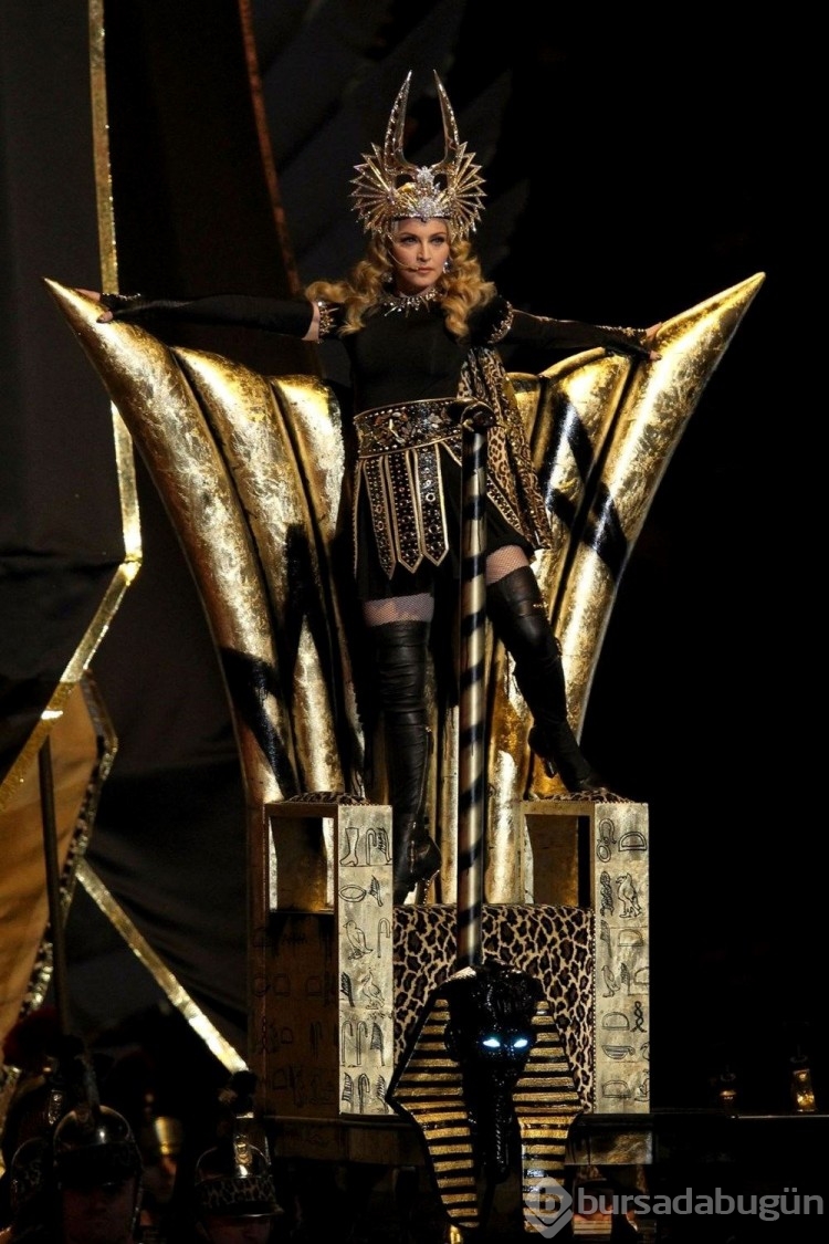 Madonna sahne performansı esnasında neredeyse tutuklanacaktı
