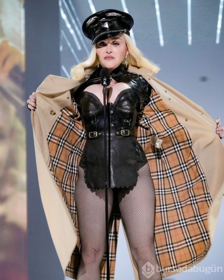 Madonna sahne performansı esnasında neredeyse tutuklanacaktı
