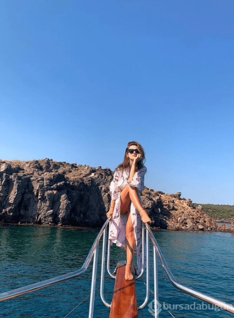 Yüsra Geyik'ten tekne pozları