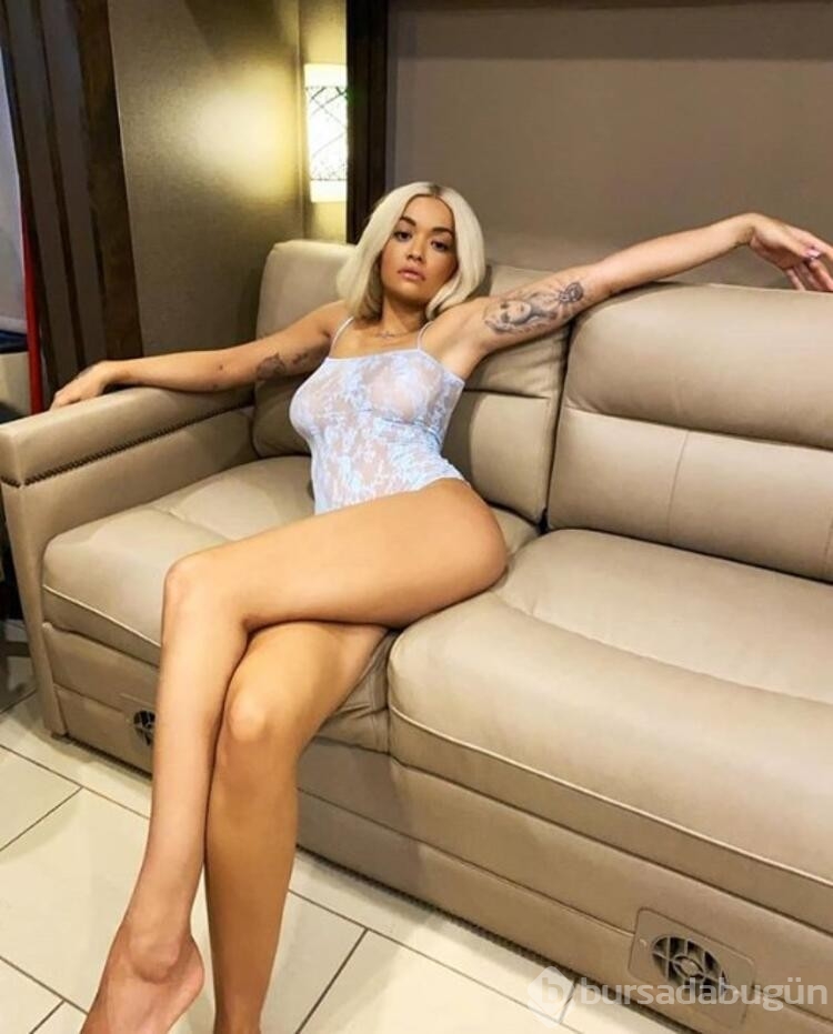 Güzel şarkıcı Rita Ora şaşırttı! 