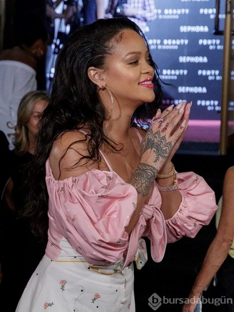 Rihanna üst üste üçüncü kez zirvede