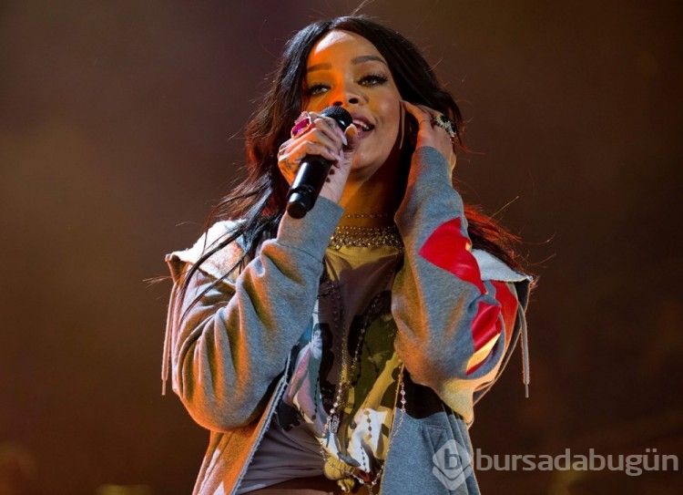 Rihanna üst üste üçüncü kez zirvede