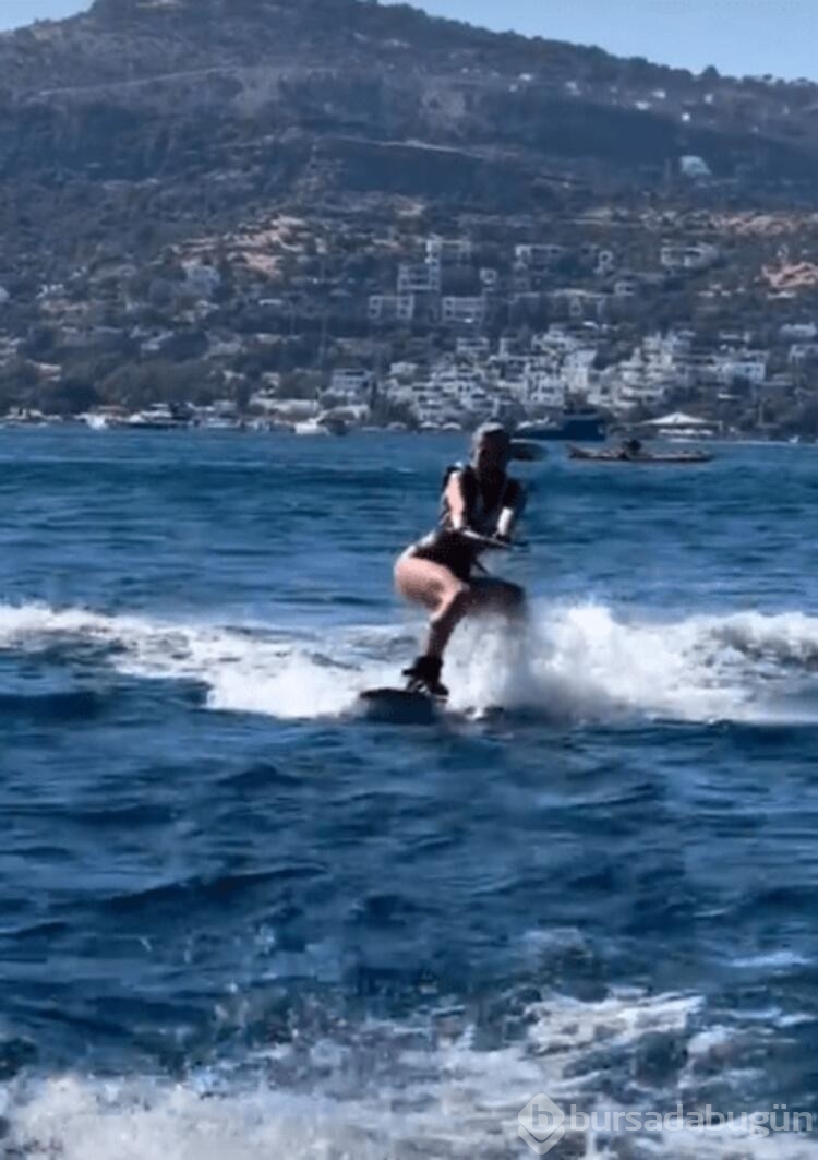 Melisa Döngel su kayağı yapıyor
