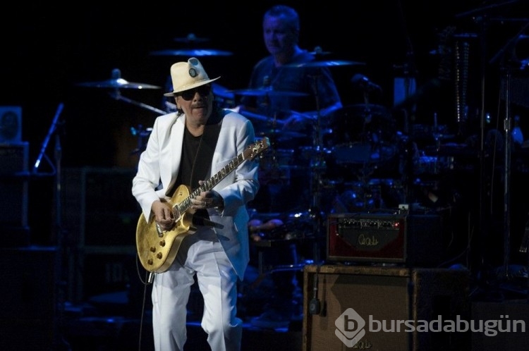 Müzisyen Carlos Santana sahnede yere yığıldı
