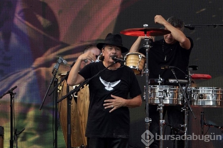 Müzisyen Carlos Santana sahnede yere yığıldı
