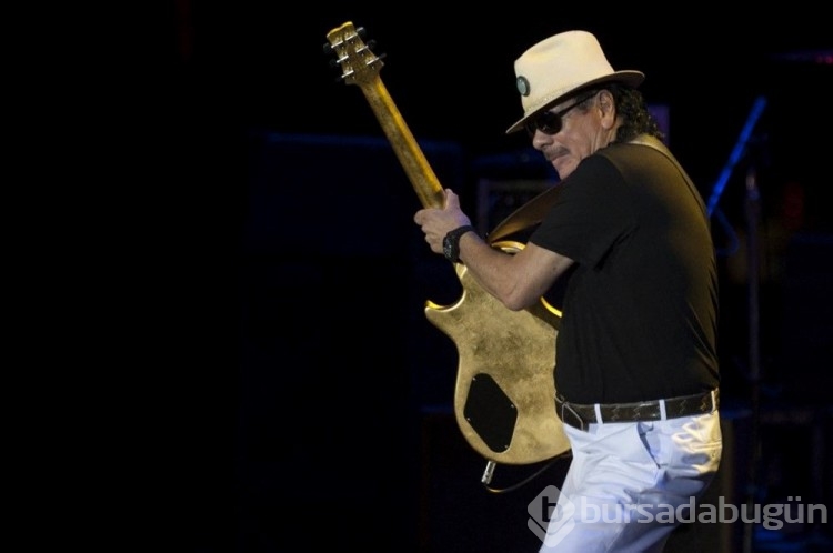 Müzisyen Carlos Santana sahnede yere yığıldı
