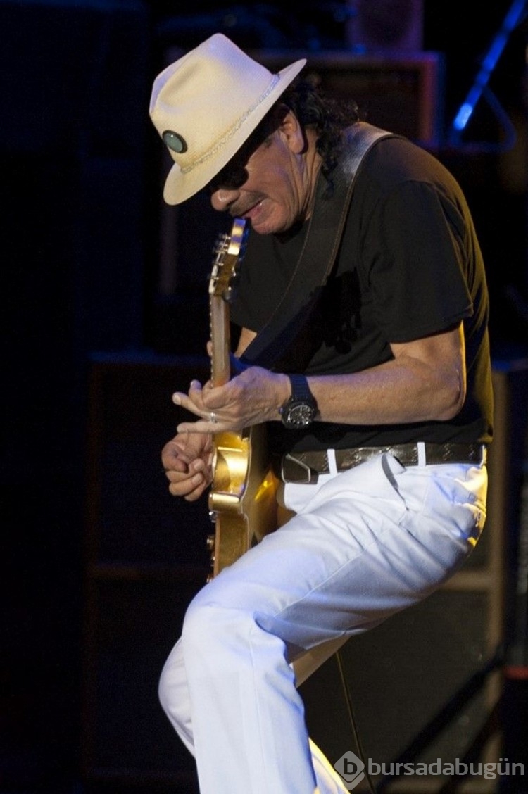 Müzisyen Carlos Santana sahnede yere yığıldı
