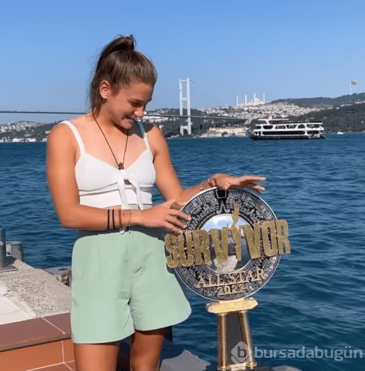 Nisa Bölükbaşı sokaklarda kupasıyla geziyor!
