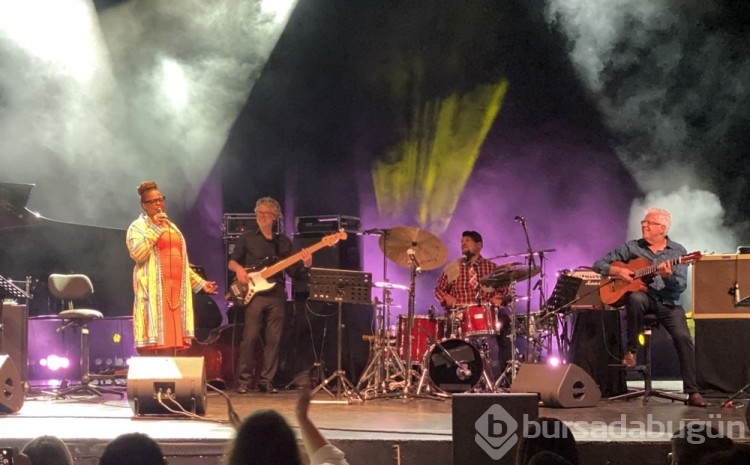Cazın efsanelerinden Dianne Reeves İstanbul'da konser verdi