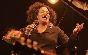 Cazın efsanelerinden Dianne Reeves İstanbul'da konser verdi