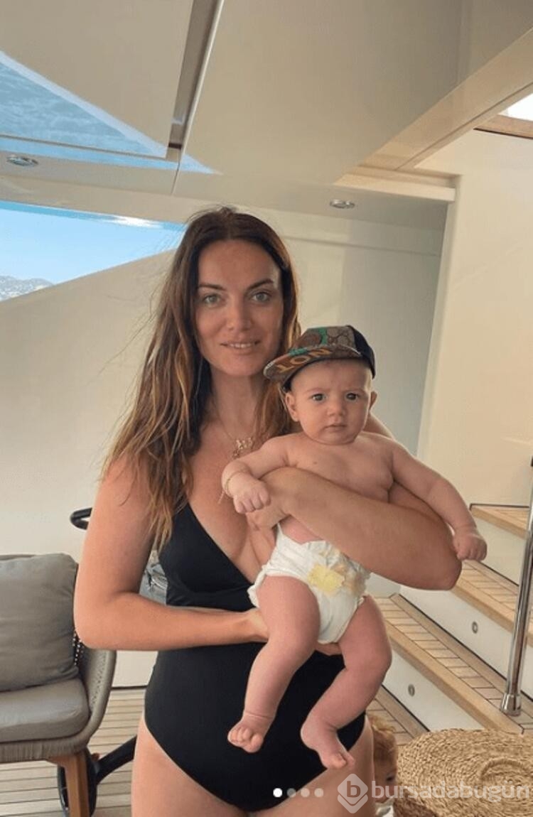 Merih Demiral ve Heidi Lushtaku bir buçuk aylık bebekleriyle tatilde