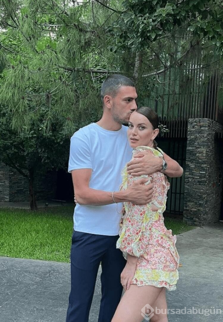 Merih Demiral ve Heidi Lushtaku bir buçuk aylık bebekleriyle tatilde