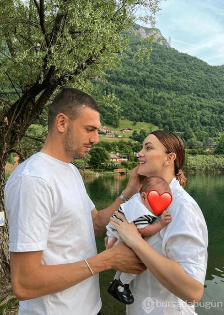 Merih Demiral ve Heidi Lushtaku bir buçuk aylık bebekleriyle tatilde