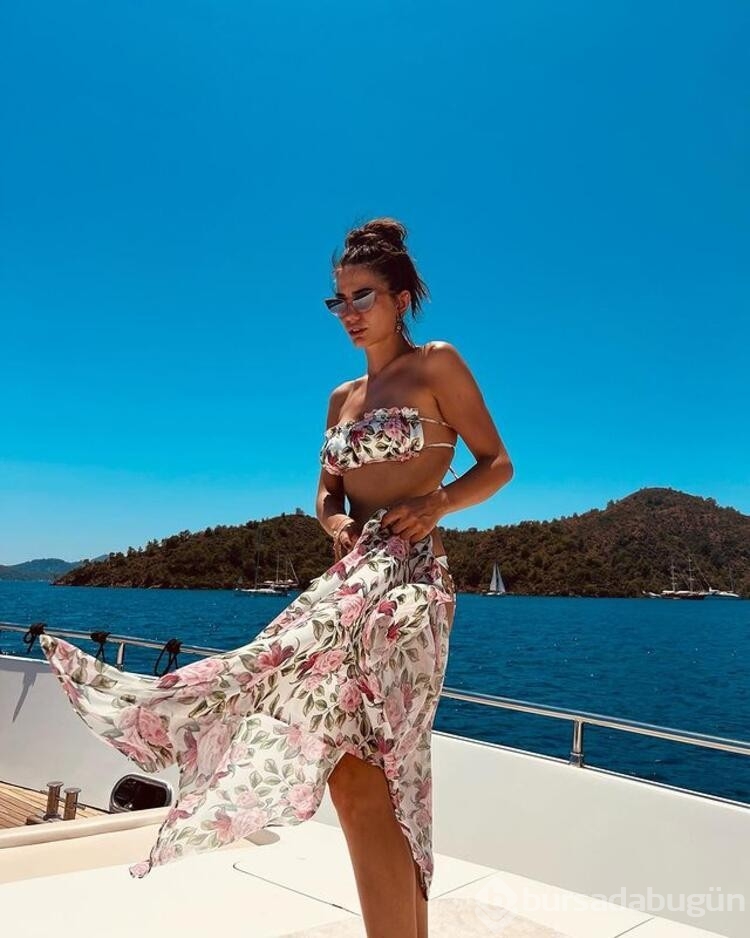 Demet Özdemir denizin içinde poz verdi