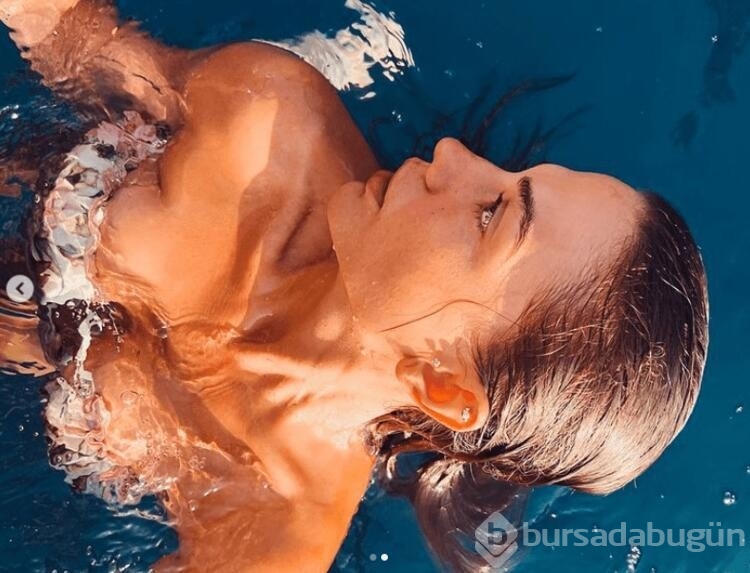 Demet Özdemir denizin içinde poz verdi