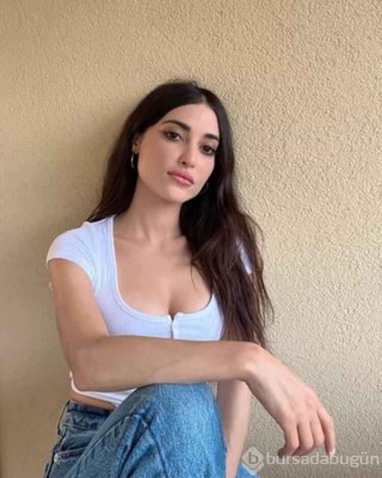 Melike İpek Yalova yırtmaçlı siyah elbisesiyle göz doldurdu
